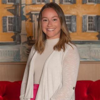 Hayley Domin author headshot.