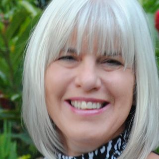 Jenny Peters author headshot.
