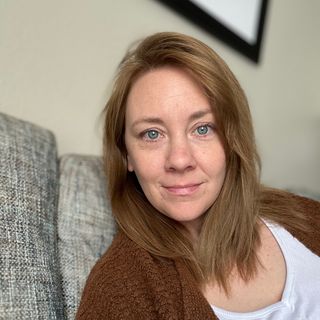 Erinne Magee author headshot.