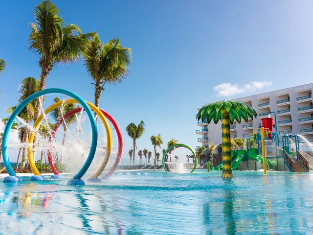 The splash pool at Hilton Cancun All-Inclusive Resort.