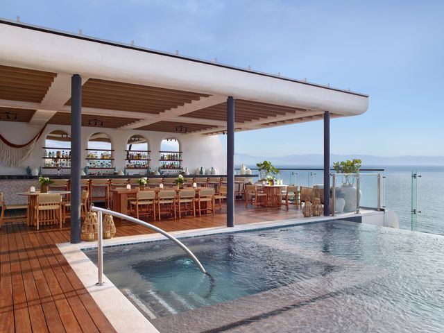 An infinity rooftop pool next to an open-air bar at UNICO 20°105°.