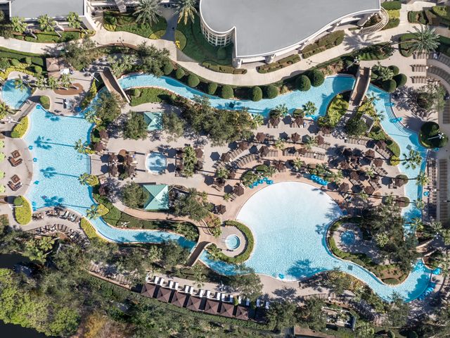 An overhead aerial view of the lazy river at Signia by Hilton Orlando Bonnet Creek.