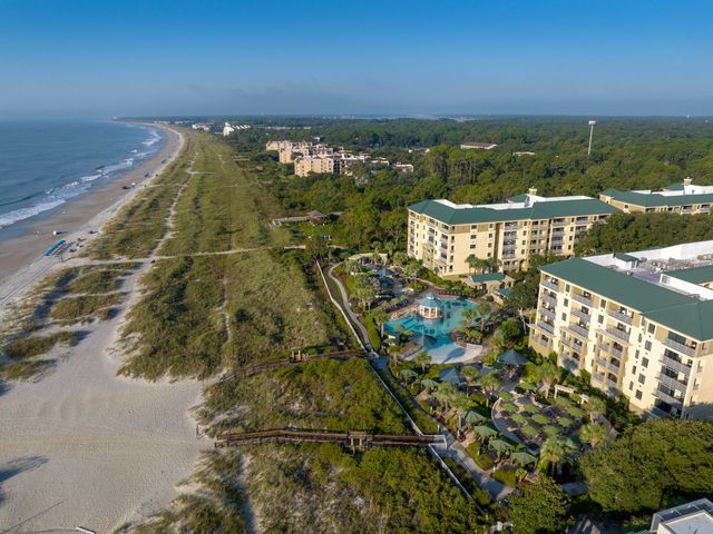 Hotel buildings facing the grassy beach area at the Marriott Barony Beach Club at Hilton Head.